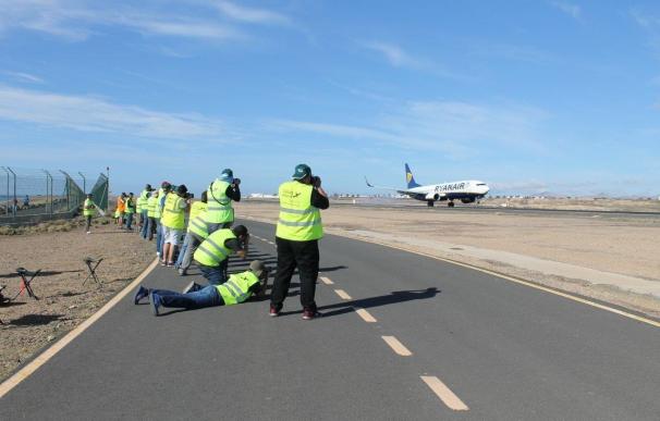 Unos 25 fotógrafos participan en el II Open Day ACE para spotters del Aeropuerto de Lanzarote