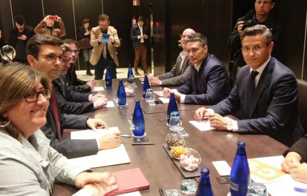 Principio de acuerdo entre PSOE y C's para presentar moción de censura contra Torres Hurtado (PP)