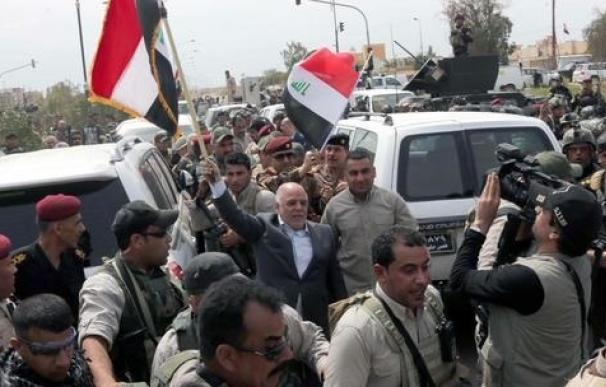 Al Abadi iza la bandera iraquí en el centro de Tikrit