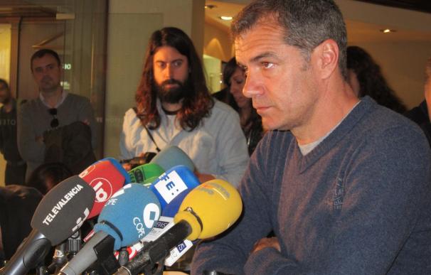 El actor Toni Cantó anuncia en una rueda de prensa que deja su acta de parlamentario