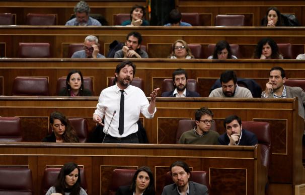 Mayoral (Podemos) sugiere a Baldoví consultar a las bases de Compromís si creen que la moción de censura debe aplazarse