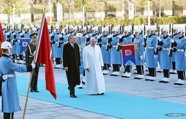 El Papa comienza su visita a Turquía con una denuncia del terrorismo en Irak y Siria