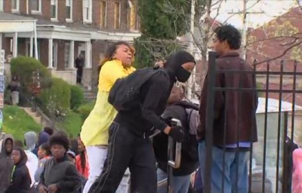 La 'madre del año' saca a su hijo de las protestas de Baltimore