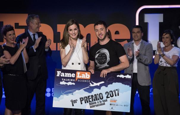 La Reina Letizia entrega el premio al ganador del certamen de monólogos científicos Famelab, Pedro Daniel Pajares