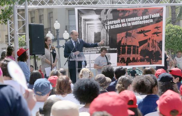 Alicante recuerda con estudiantes a los 300 muertos del bombardeo del Mercado Central en su 79 aniversario