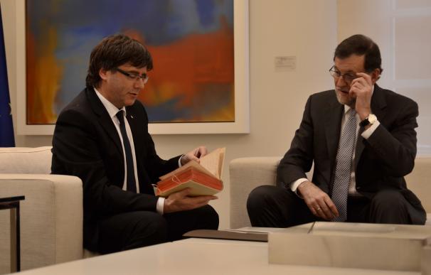 Rajoy rechaza por carta negociar el referéndum que pide Puigdemont y denuncia que amenace con declarar la independencia