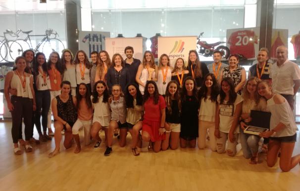 La selección balear cadete femenino y el Club Voleibol Sóller reciben un reconocimiento como campeonas de España