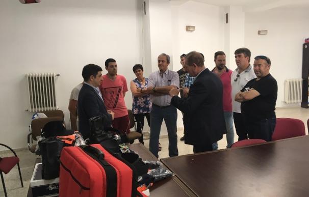 Reyes visita en Santa Elena el nuevo salón de usos múltiples reformado con fondos del Plan Provincial