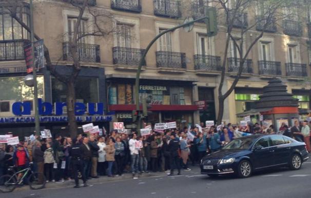 Concentración ante la sede del PP en la calle Génova. Foto:@Enbocabierta