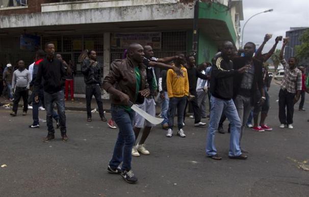 La Policía carga en Johannesburgo contra un grupo de inmigrantes armado con machetes. FOTO: REUTERS