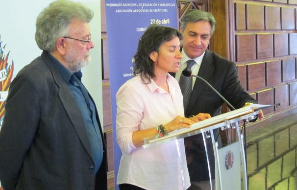Escritores, políticos y ciudadanos participan en la lectura pública de una obra de Ana María Navales