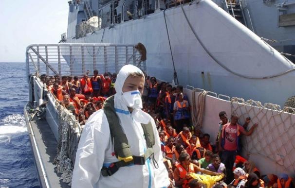 La Guardia costera italiana traslada a varios inmigrantes rescatados (archivo)
