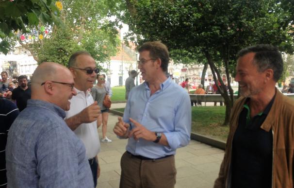 Saludos y encuentros con rivales políticos en el paseo de Feijóo en las fiestas de la Ascensión, en Santiago