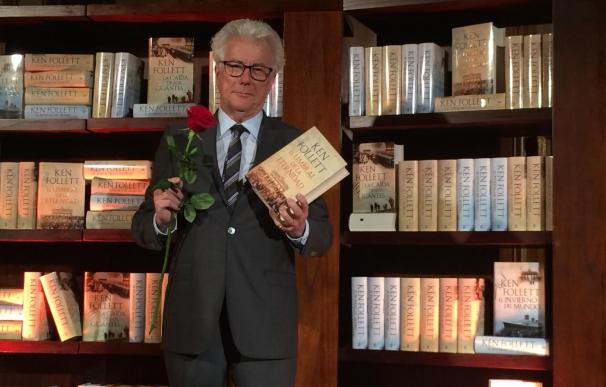 Ken Follett recala en Barcelona para firmar libros por el Día de Sant Jordi y dar las gracias a los lectores españoles