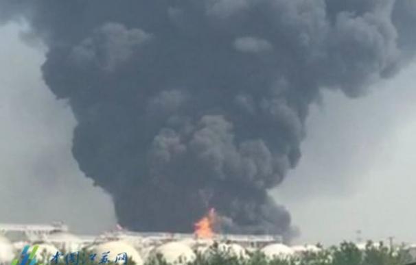 Un gran explosión y un posterior incendio afecta a un almacén químico en China