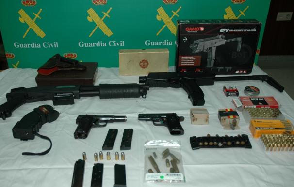 Detenido un hombre en Almería por intentar vender armas sin documentación a través de una página web de anuncios