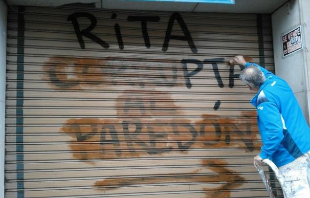 Una pintada amenaza y llama "corrupta" a Rita Barberá en la puerta de al lado de su casa