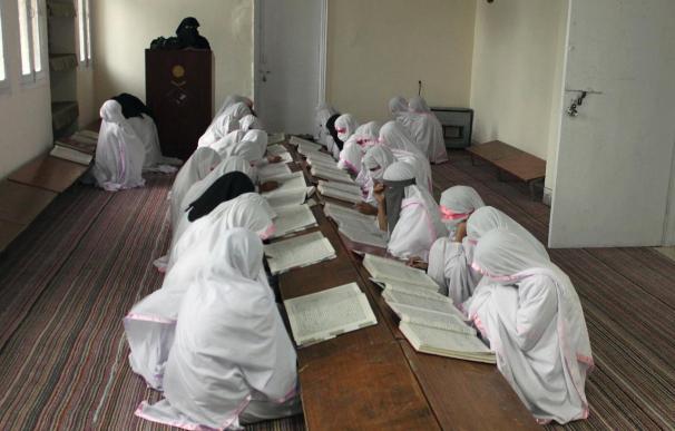 Liberan a 54 paquistaníes, entre ellos menores, encadenados en una escuela coránica
