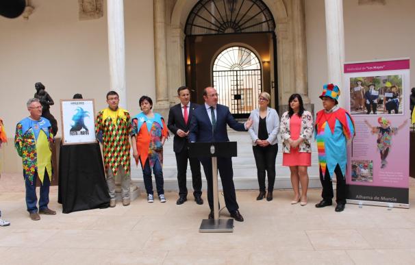 El presidente de la Comunidad anima a participar en la "colorida tradición" de los 'Mayos' de Alhama de Murcia