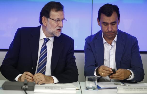 Rajoy deja para "el futuro" el debate sobre primarias en el PP y defiende los estatutos del partido