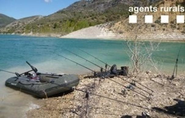 Agentes rurales denuncian a seis pescadores furtivos en Lleida