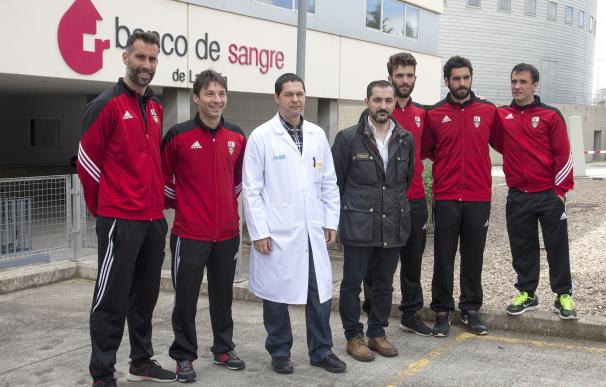 Carlos Sola recibe a los jugadores de la UD Logroñés en su visita al Banco de Sangre