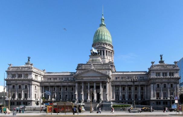 El Senado argentino aprueba una ley que prohíbe los despidos por seis meses