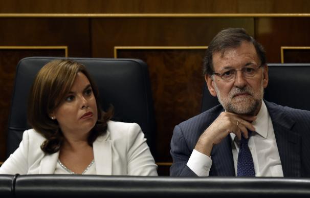 Rajoy, con Sáenz de Santamaría, en una sesión en el Congreso.