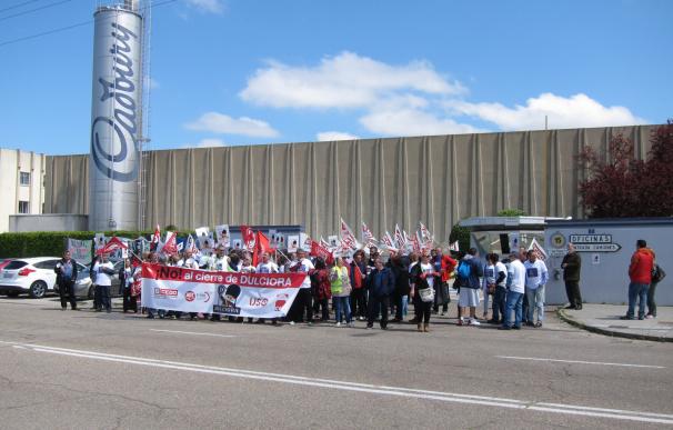 Más de un centenar de trabajadores de Dulciora se concentra ante la fábrica vallisoletana contra su cierre, previsto par