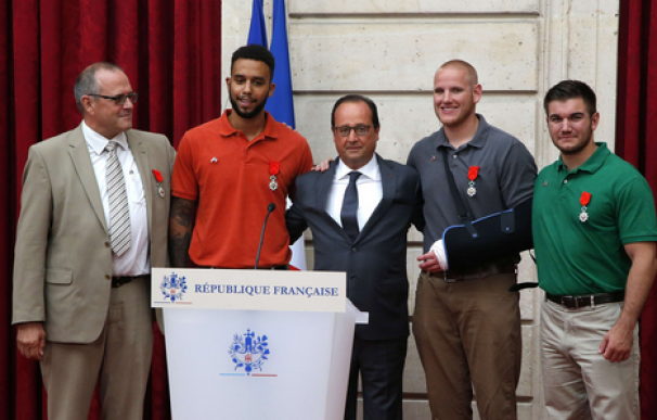 El presidente francés concede la Legión de Honor a los héroes del tren Thalys