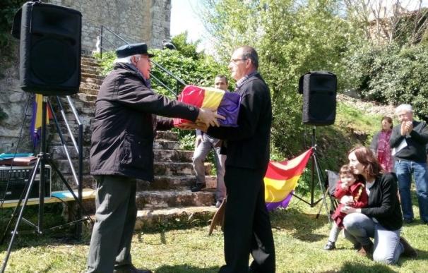 Ian Gibson y Mirta Núñez participan en el homenaje y entrega de restos de diez represaliados de Valdenoceda (Burgos)