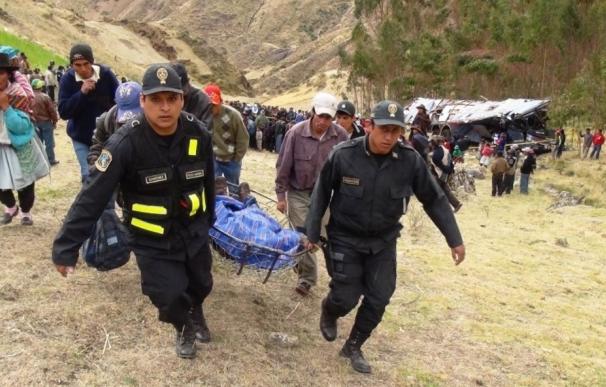 Al menos 23 muertos tras la caída de un autobús a un río en Perú