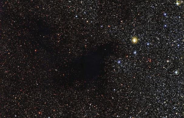 Captan la imagen de LDN 483, una nebulosa oscura que gesta miles de estrellas