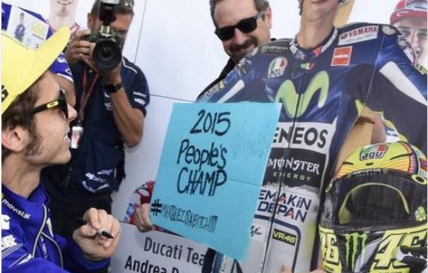 Rossi plasma su firma junto al lema 'Márquez es una perra'