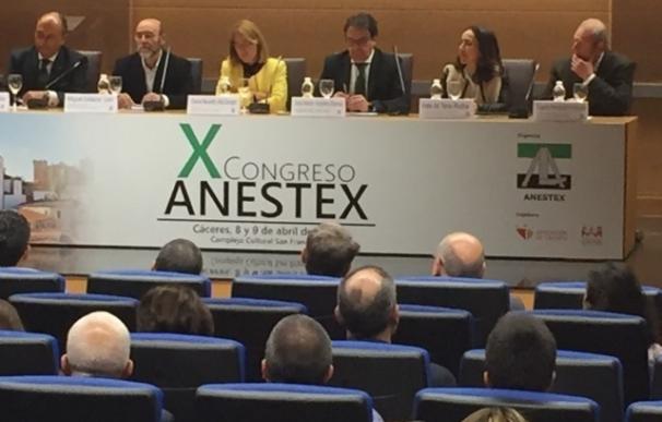 La Junta de Extremadura dotará a los hospitales de Navalmoral, Llerena y Coria de unidades de Cuidados Críticos