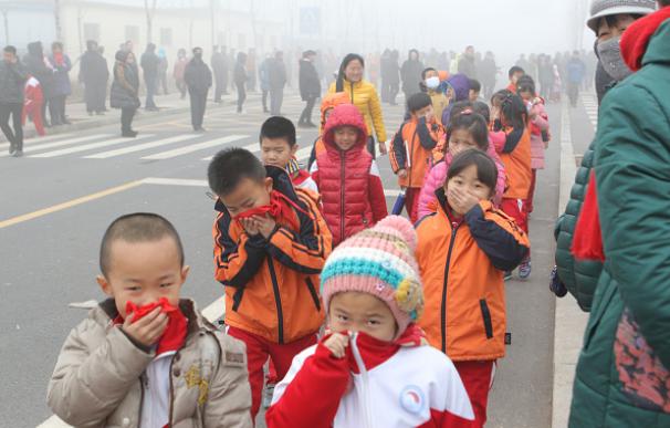 La contaminación del suelo de un colegio deja 500 niños enfermos en China