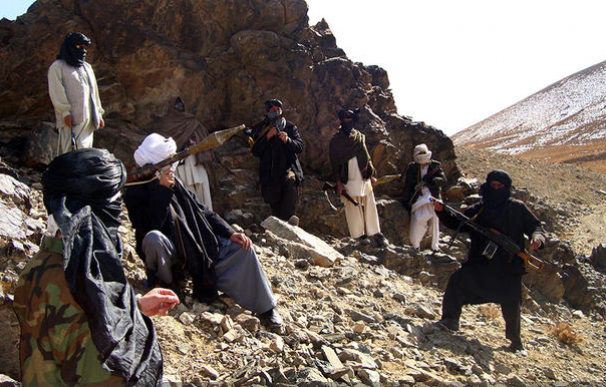 Grupo de muyahidines en algún lugar remoto de las montañas de Afganistán