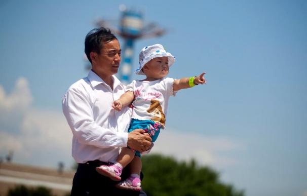 China se plantea cambios a su política del hijo único, según el diario oficial