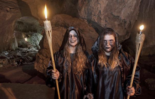 Turistas se convierten en actores y actrices de 'Las brujas de Zugarramurdi' durante su visita a las cuevas