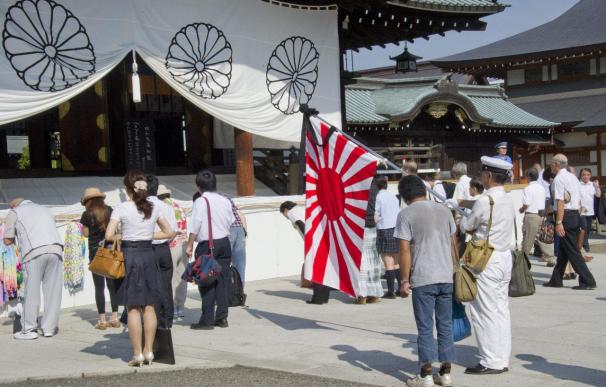 Parlamentarios japoneses visitan el criticado santuario de Yasukuni