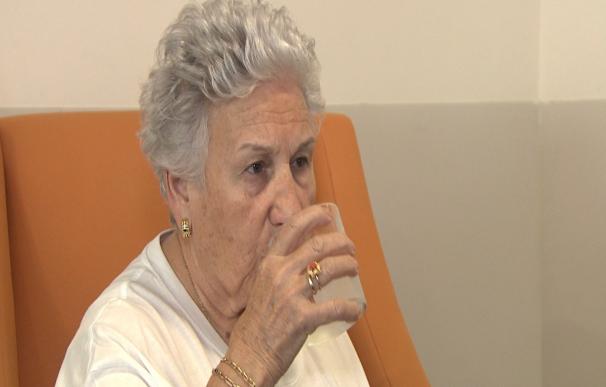 Más de un centenar de personas mayores riojanas reciben recomendaciones para estar bien hidratados en verano