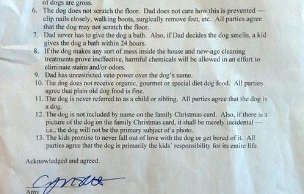 Un padre hace firmar un contrato a sus hijos para tener un perro en casa
