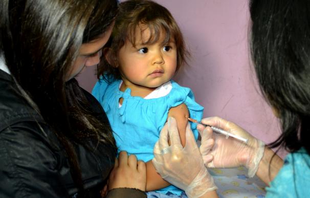 Expertos en sanidad pública critican la decisión de incluir la vacuna de la varicela a una edad temprana