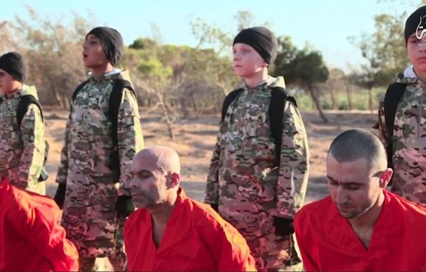 El Estado Islámico publica un espeluznante vídeo de niños ejecutando a prisioneros