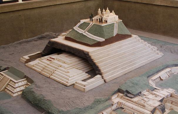 Una pirámide azteca se oculta bajo una iglesia que fue construida por Cortés