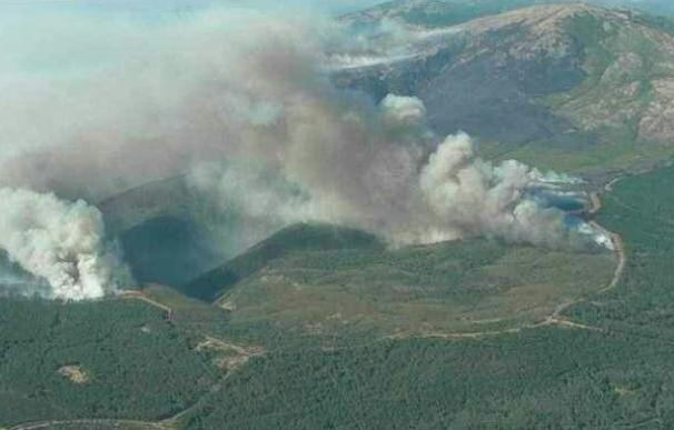 Medios aéreos y terrestres de Castilla-La Mancha trabajan para sofocar las llamas en la Sierra de Gata