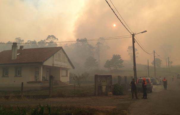 Diez fuegos siguen fuera de control en Galicia, cinco de ellos con peligro para las casas