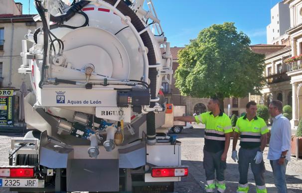 Aguas de León renueva su flota con un vehículo eléctrico para urgencias y un camión impulsor succionador para limpieza