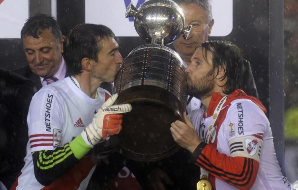 Argentinian River Plate Fernando Cavenaghi (R) and