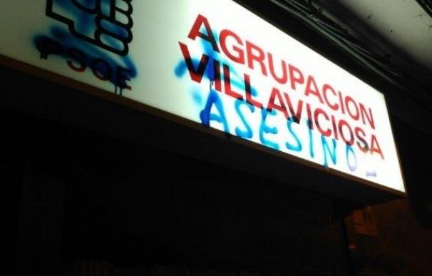 Pintadas de "asesinos" y proclamas totalitarias en la sede del PSOE en Villaviciosa